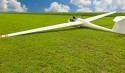 Segelflugzeug auf dem Rasen am Boden