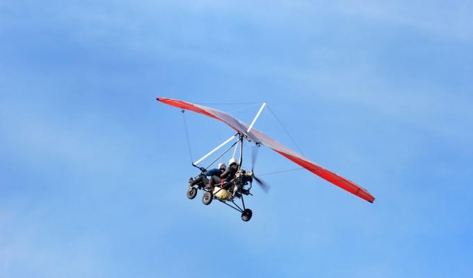 Trike Flug unter blauem Himmel